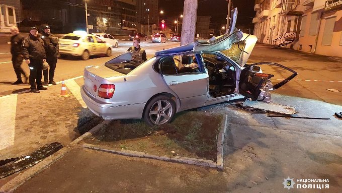 На проспекті Героїв Харкова 29-річний водій автомобіля Lexus GS 300 зіштовхнувся з бетонною електроопорою